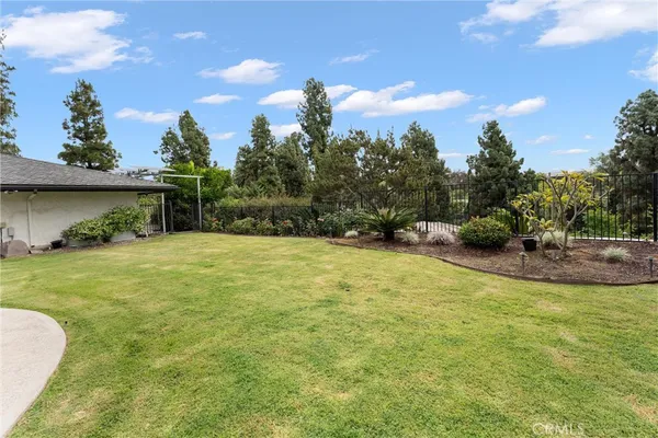 a view of a backyard