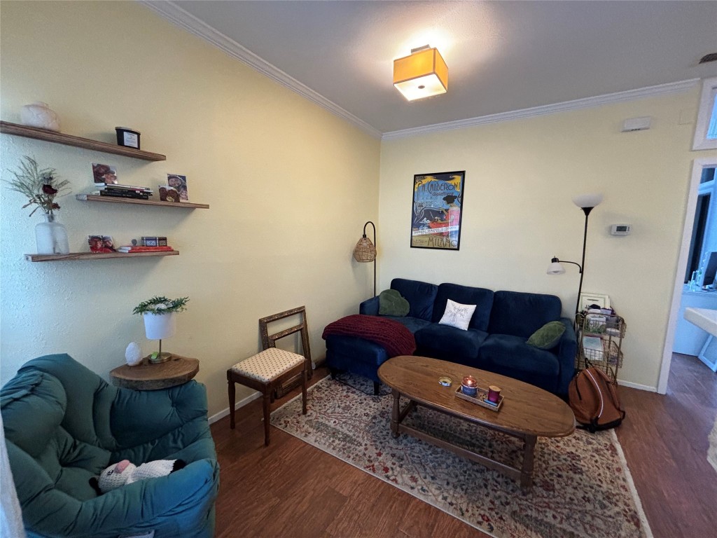 303 West 35th St Unit 202