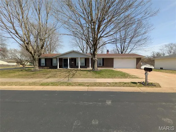 $319,500 | 2824 Olde Greenwich Drive, St. Charles, MO 63301