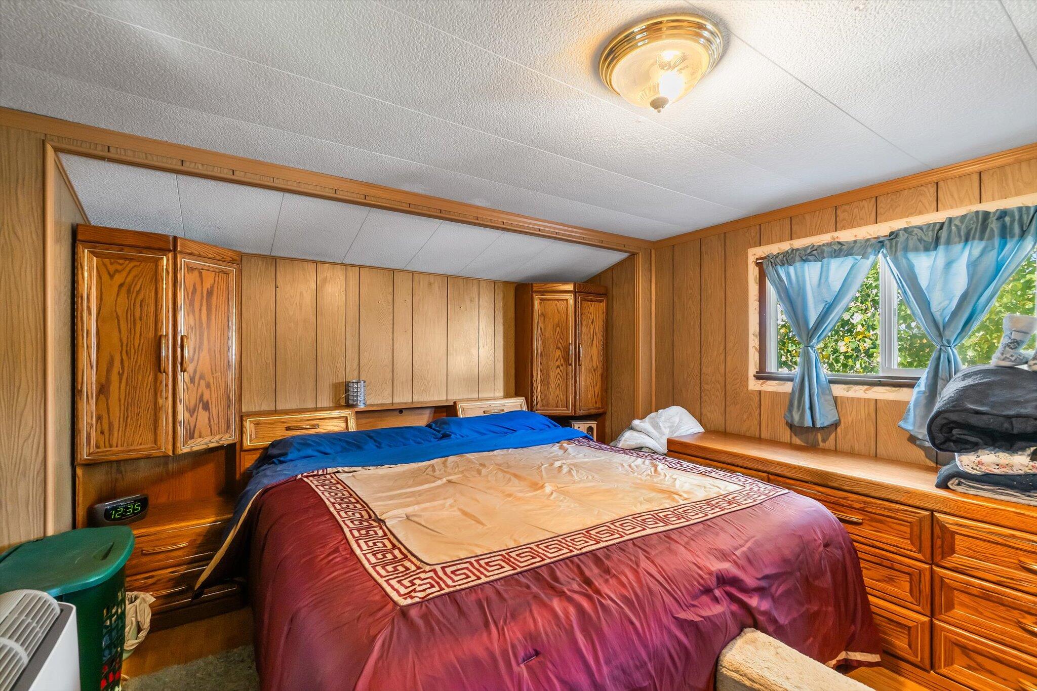 481 Twin View Boulevard, Unit 63 Redding, CA 96003 - Photo 14 of 20 a bedroom with a bed and a window