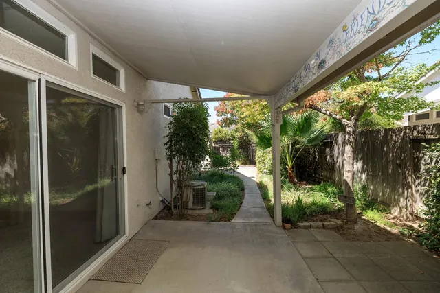 a view of a house with backyard and garden