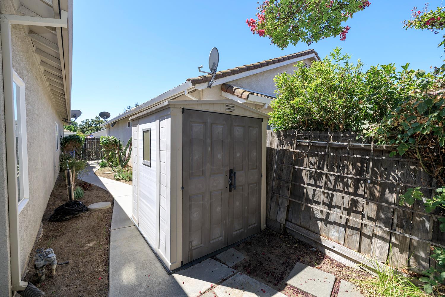 2123 Spring Blossom Lane Turlock, CA 95382 - Photo 34 of 44 a view of a pathway of a house