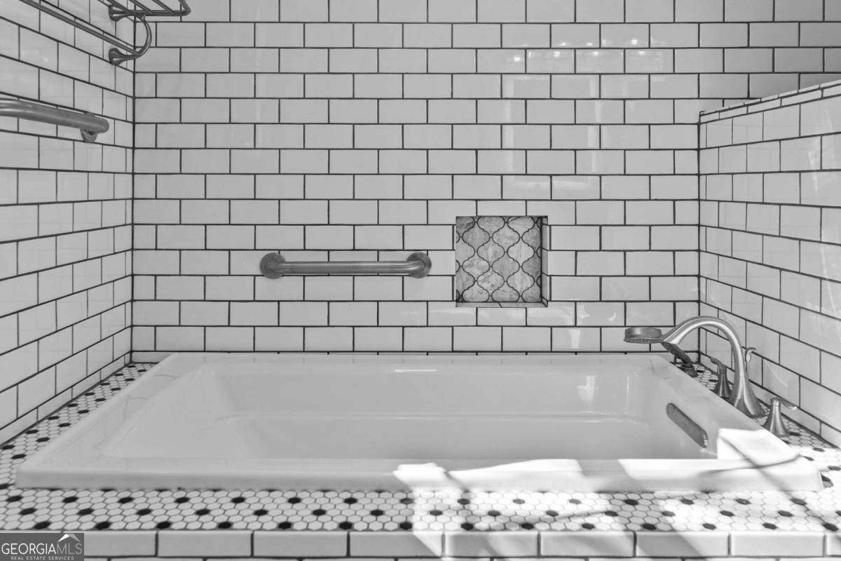 140 Jack Road Fitzgerald, GA 31750 - Photo 29 of 55 a bathroom with a bathtub and shower