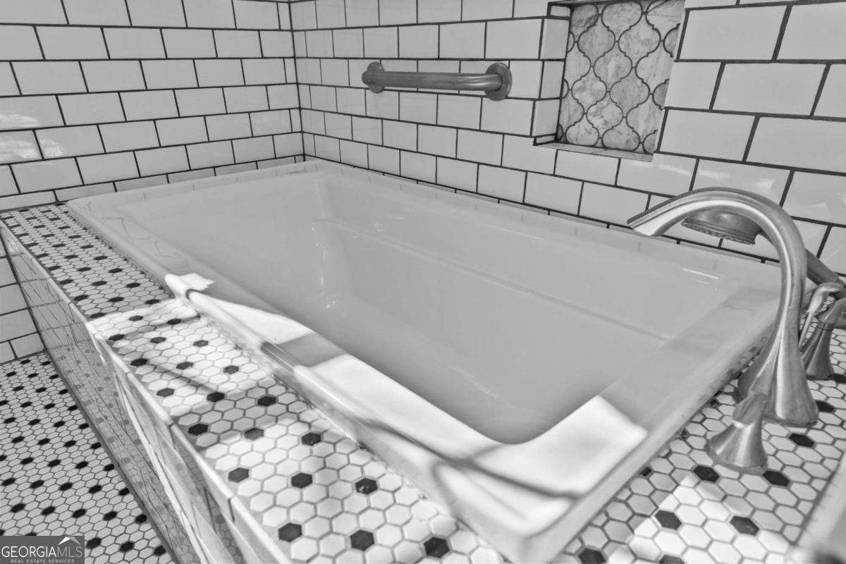 140 Jack Road Fitzgerald, GA 31750 - Photo 31 of 55 a bathroom with a bathtub and shower