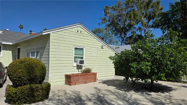 a view of a house with a backyard