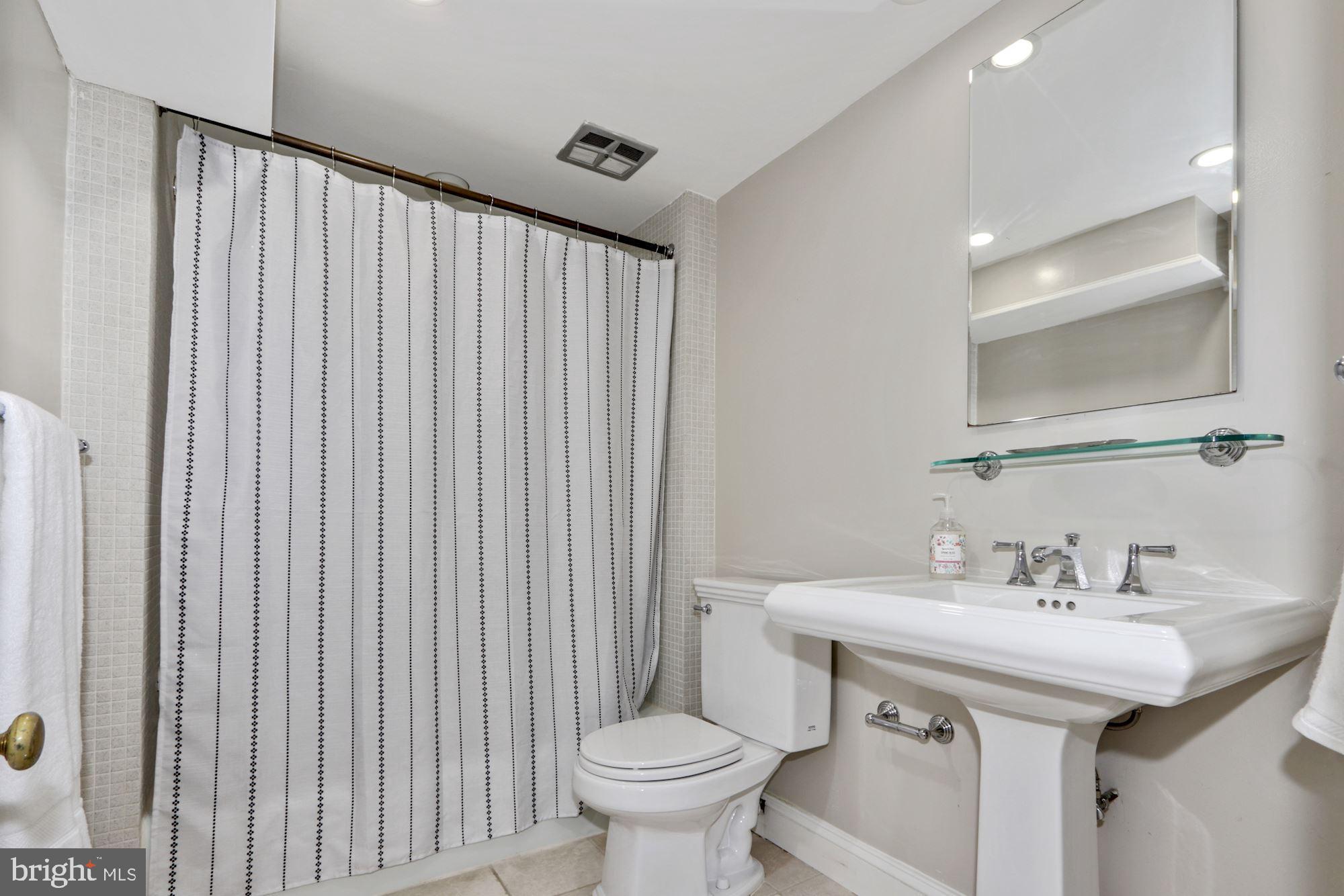 3212 Klingle Road Northwest Washington, DC 20008 - Photo 20 of 35 Full Bathroom