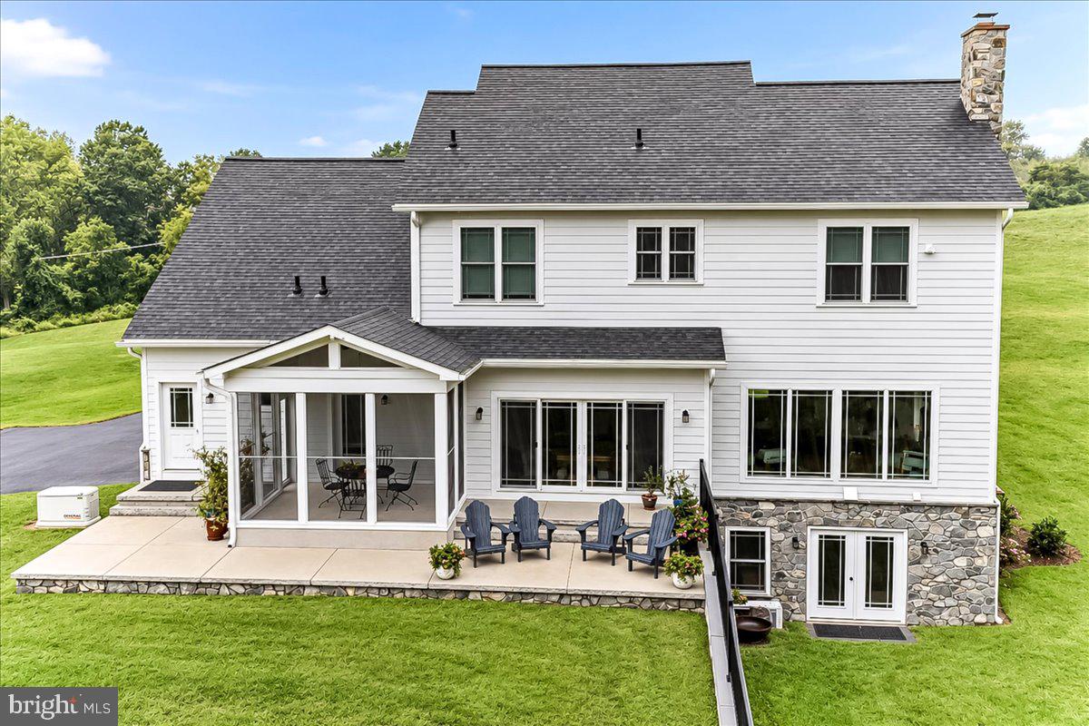 Amazing Screened In Porch and Patio to sit out!