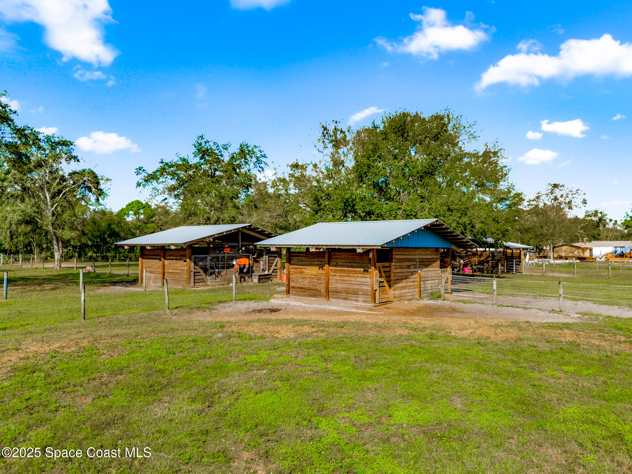 4630 James Road Cocoa, FL 32926 - Photo 20 of 58 a backyard of a house with table and chairs