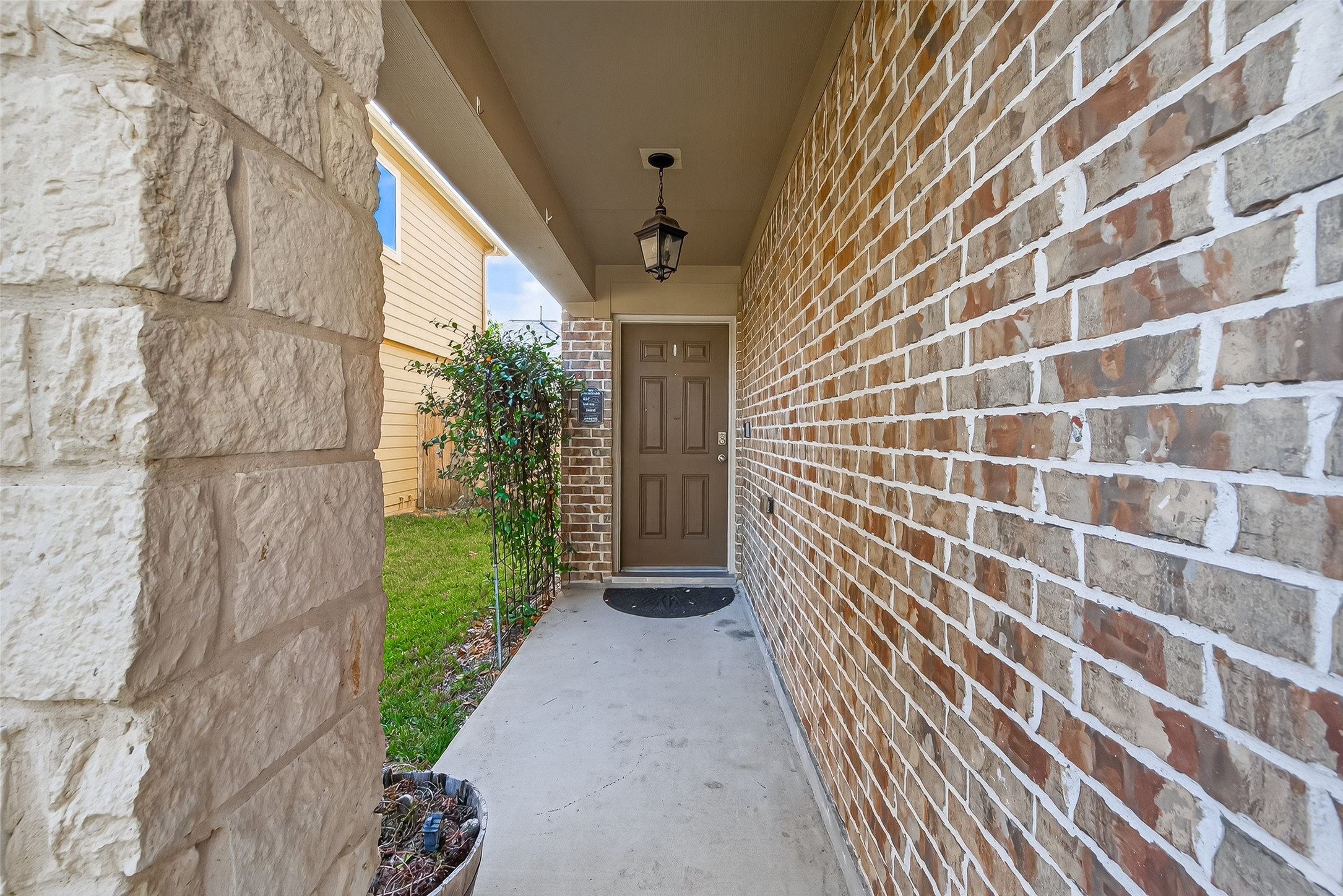 9940 Swallow Drive Conroe, TX 77385 - Photo 2 of 30 Entryway - Front Door with doorbell camera. Owned Vivint alarm system(front and back door coded locks, driveway, porch cameras and doorbell camera.