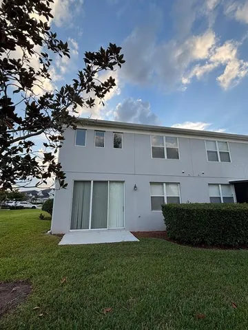 a view of backyard with garden