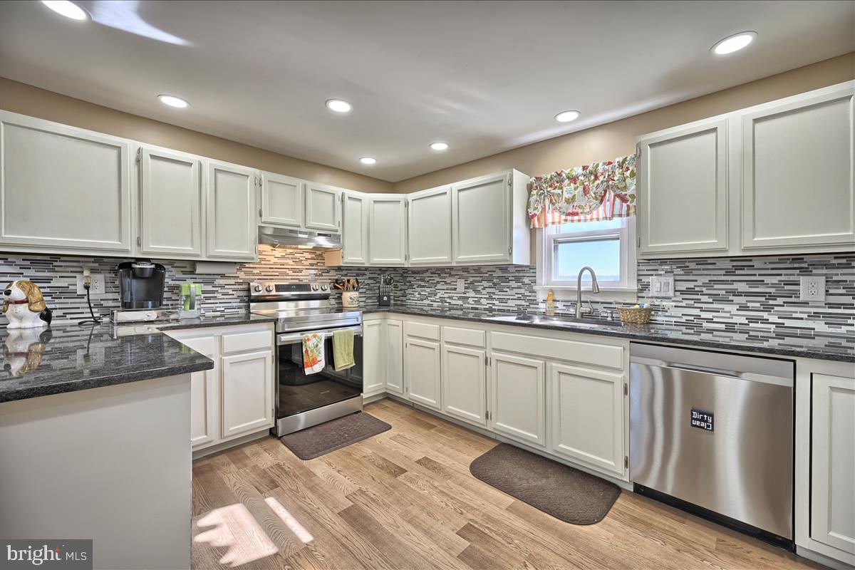 530 Mt Airy Road Lewisberry, PA 17339 - Photo 7 of 27 Granite w/ Tile backsplash!