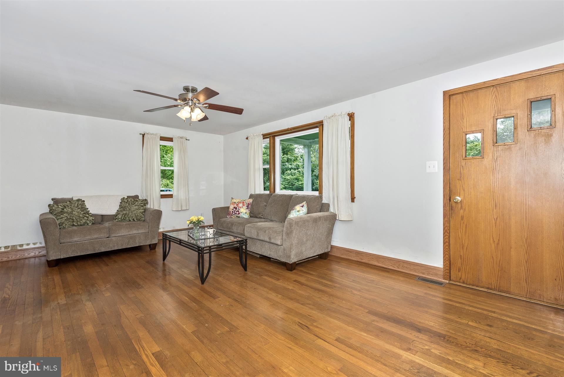 6920 Kellys Store Road Thurmont, MD 21788 - Photo 16 of 30 Living Room