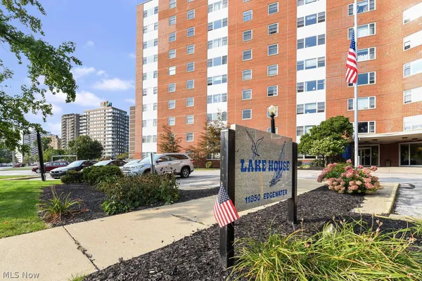 $1,950 | 11850 Edgewater Drive, Unit 820, Lakewood, OH 44107