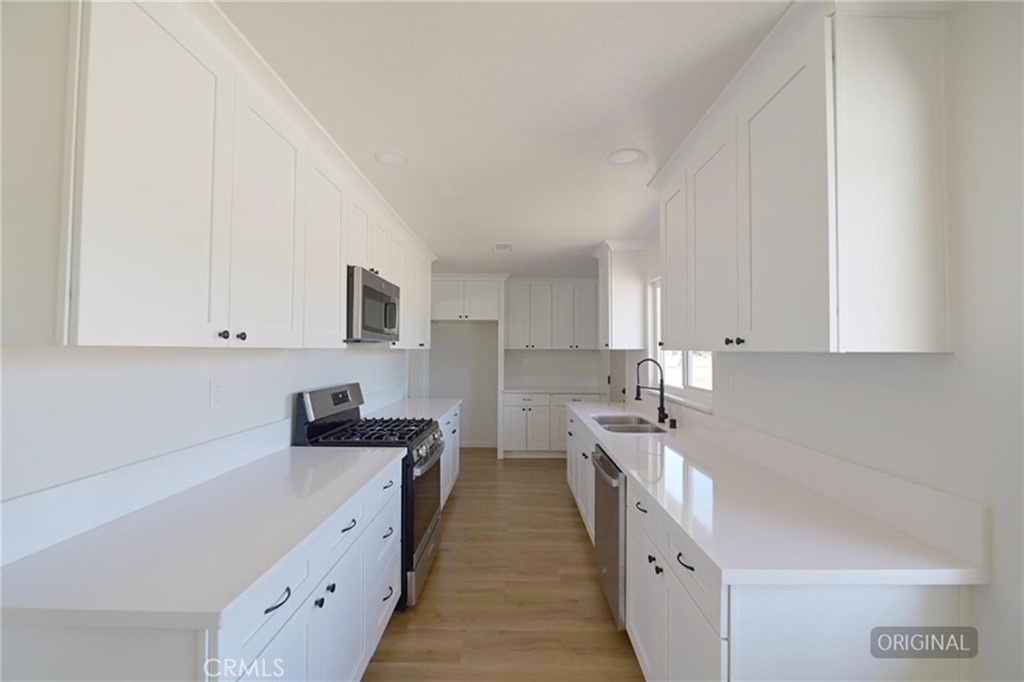 18190 Hiawatha Road Apple Valley, CA 92307 - Photo 9 of 28 Remodeled Kitchen