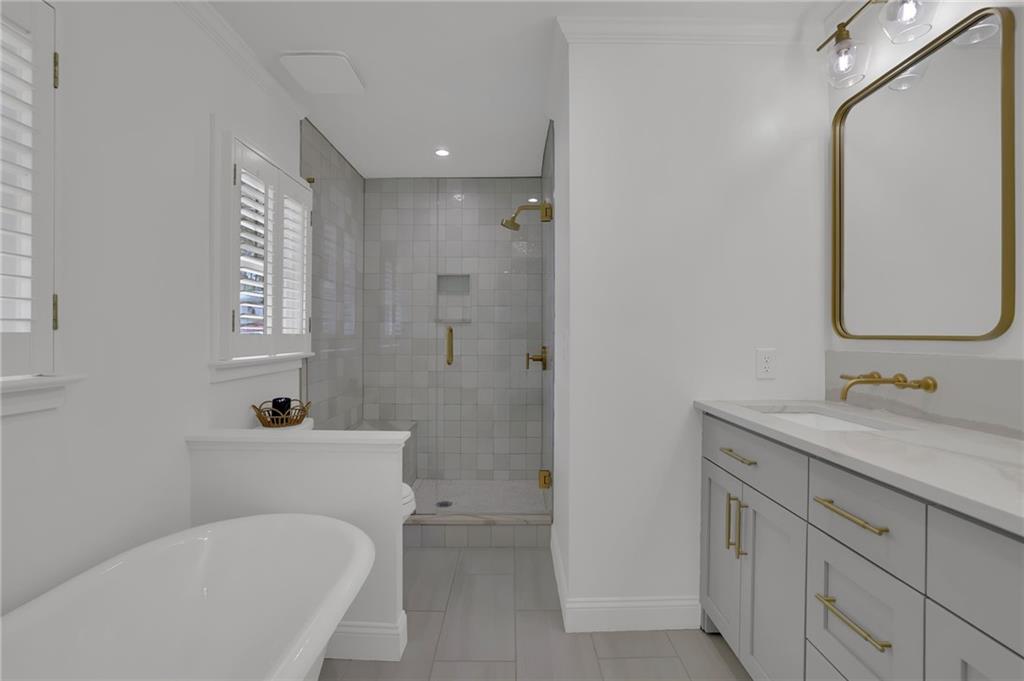 2602 Tanglewood Road Decatur, GA 30033 - Photo 20 of 37 a bathroom with a toilet a sink a mirror a bathtub and vanity