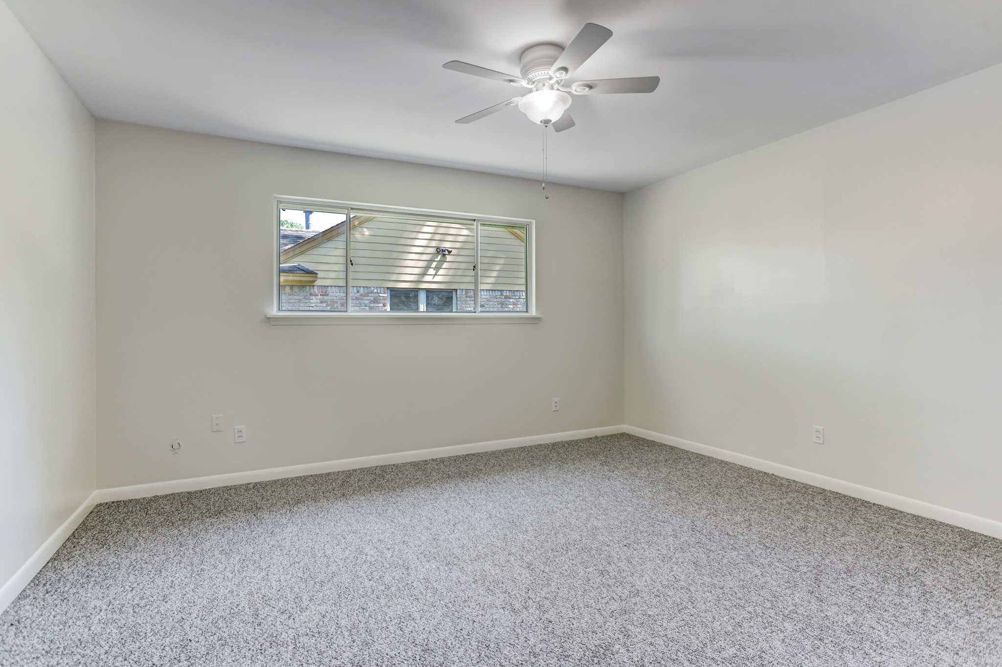 10226 Ivyridge Road Houston, TX 77043 - Photo 20 of 37 an empty room with a window