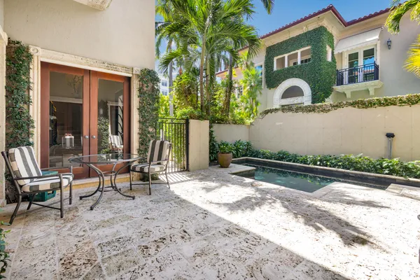 a view of a house with swimming pool next to a yard