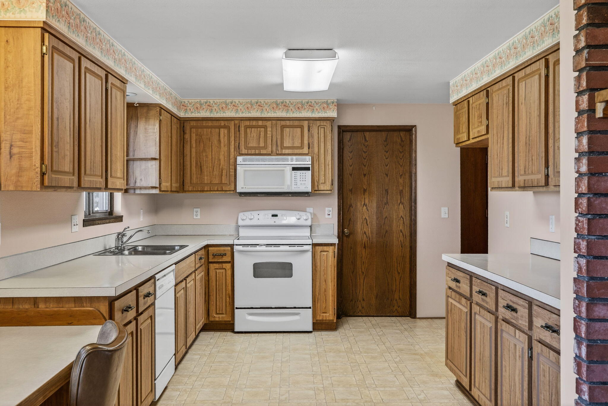 951 Southeast Rancho Lane Madras, OR 97741 - Photo 3 of 48 Kitchen