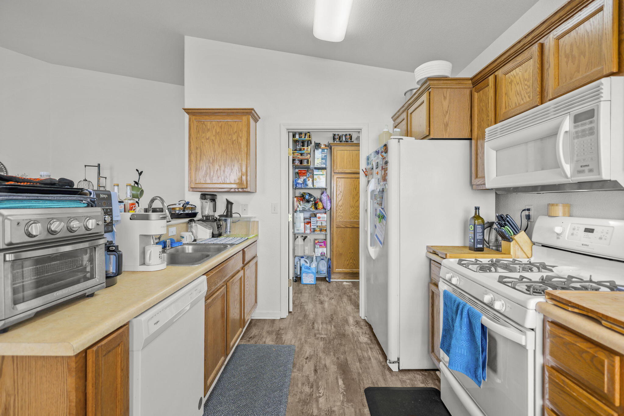 726 Stonebriar Trail Redding, CA 96003 - Photo 6 of 16 Kitchen