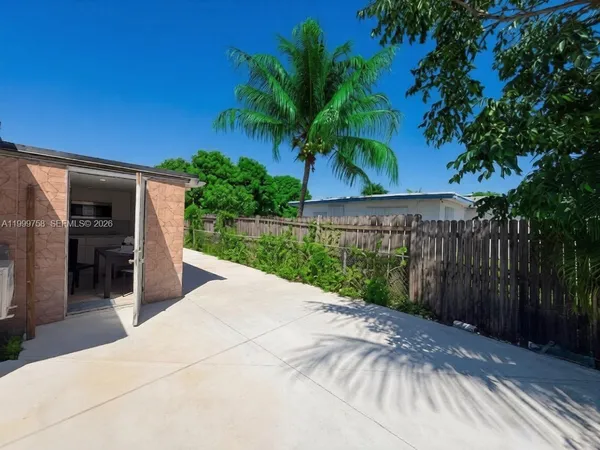 a view of a backyard