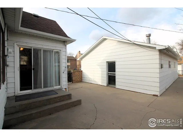 a view of a house with backyard