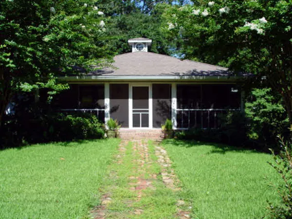 $2,000 | 105 North Church Street, Fairhope, AL 36532
