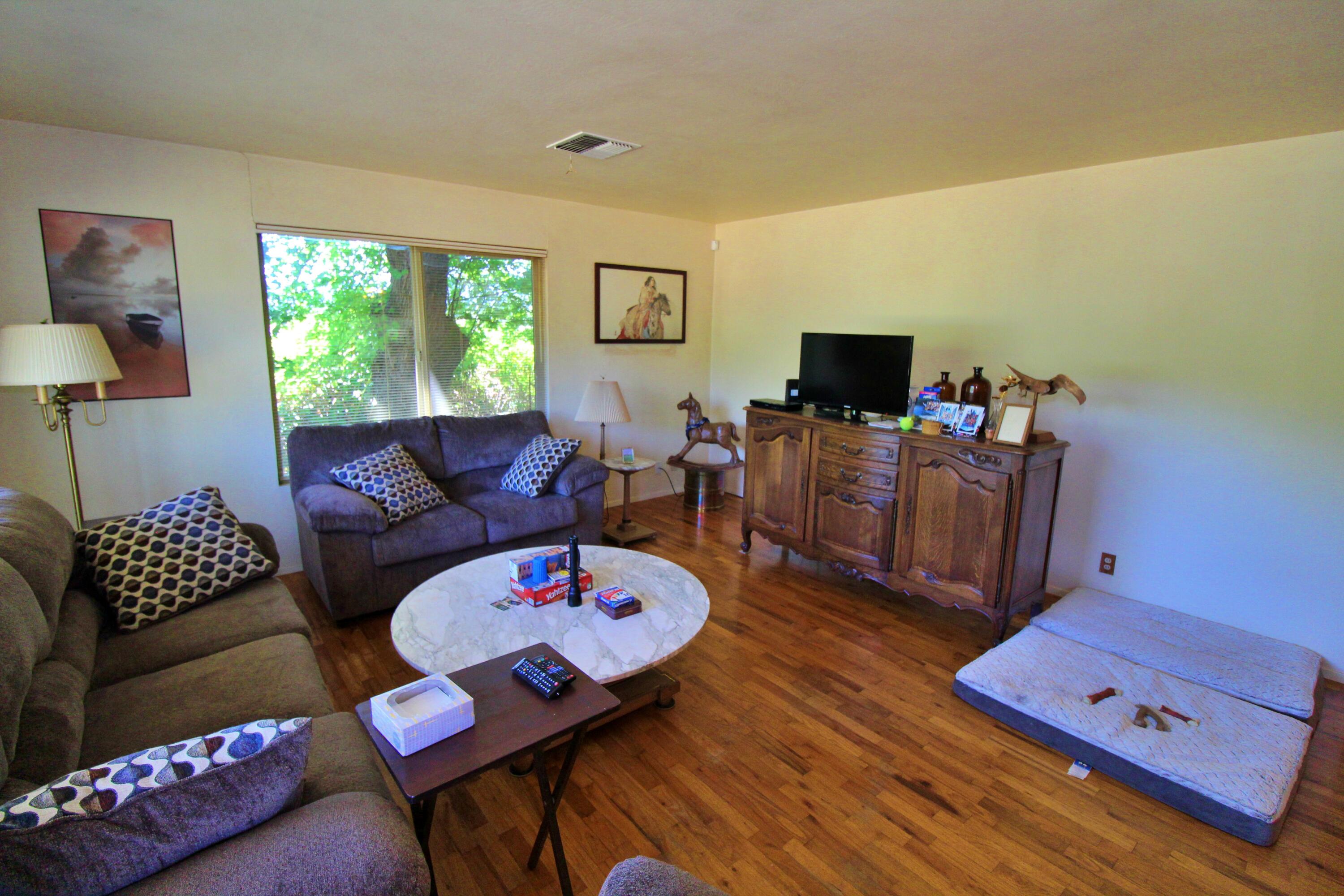 4888 Jerome Prairie Road Grants Pass, OR 97527 - Photo 9 of 35 Living room
