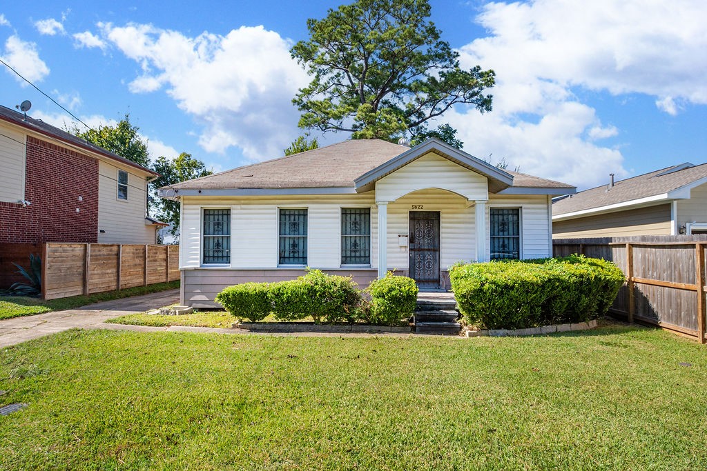 5822 Grace Lane Houston, TX 77021 - Photo 2 of 7 a front view of a house with garden