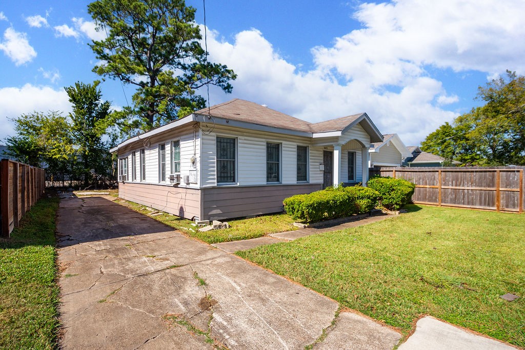 5822 Grace Lane Houston, TX 77021 - Photo 3 of 7 a view of a house with backyard and garden