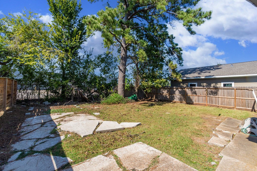 5822 Grace Lane Houston, TX 77021 - Photo 4 of 7 a view of yard with swimming pool