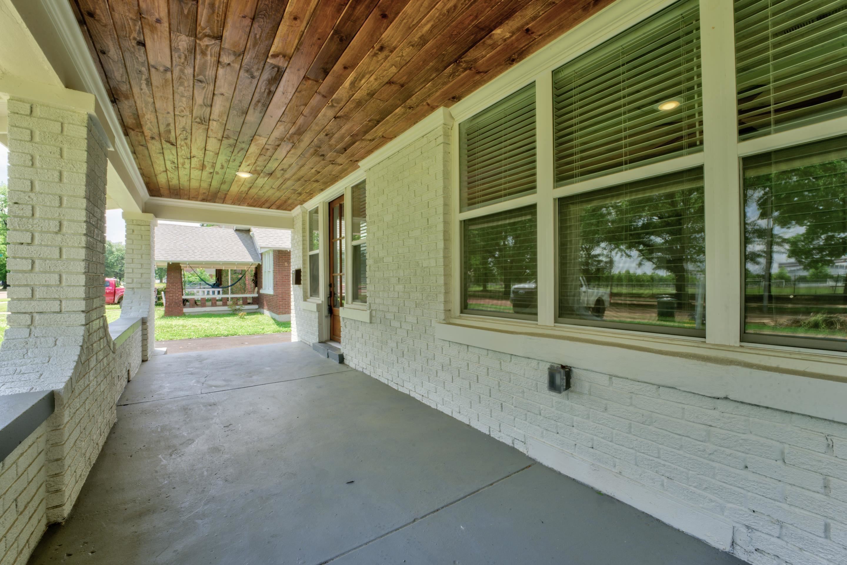 857 E Parkway South Memphis, TN 38104 - Photo 24 of 30 a porch with a table and chairs