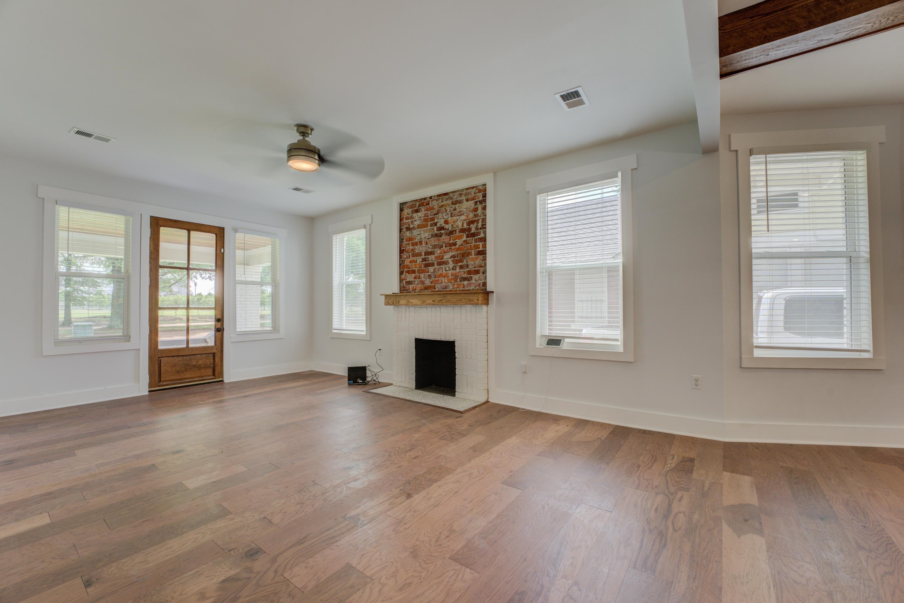 857 E Parkway South Memphis, TN 38104 - Photo 7 of 30 an empty room with windows and fireplace