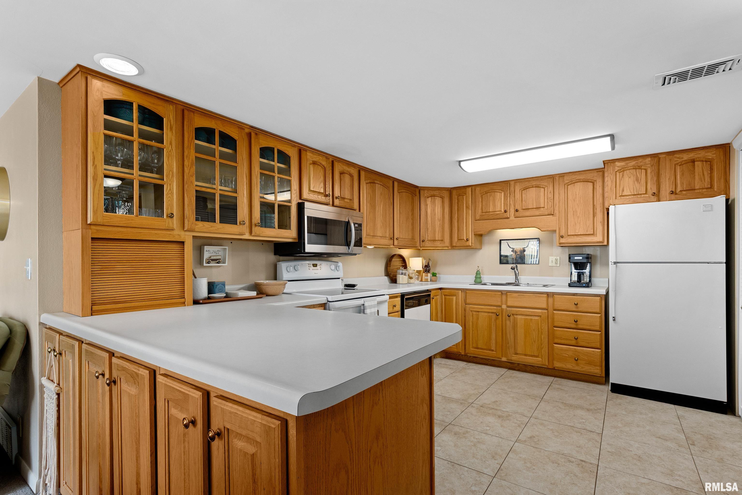 161 East Queenwood Road, Unit B7 Morton, IL 61550 - Photo 3 of 29 Gallery Image 3