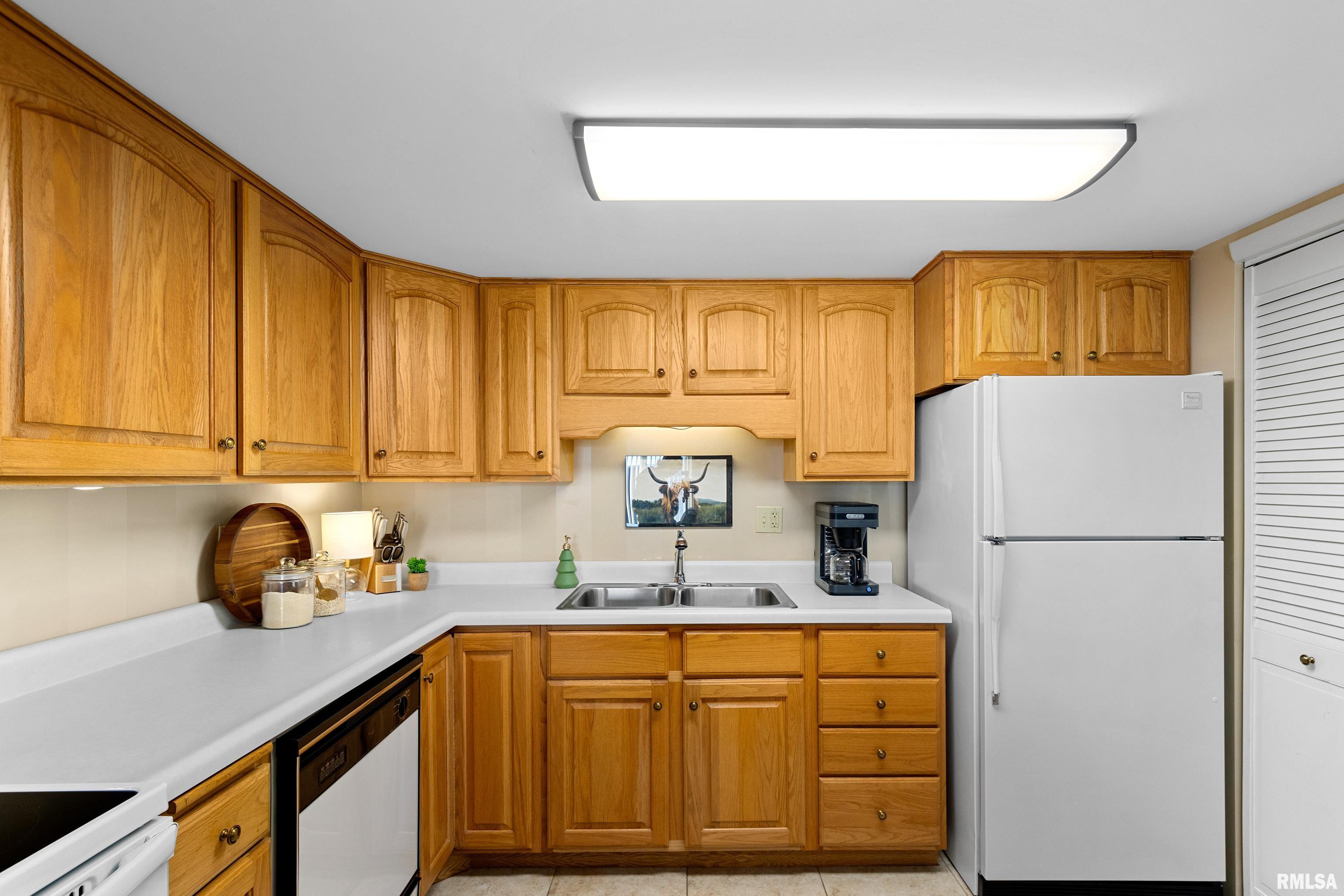 161 East Queenwood Road, Unit B7 Morton, IL 61550 - Photo 6 of 29 Gallery Image 6