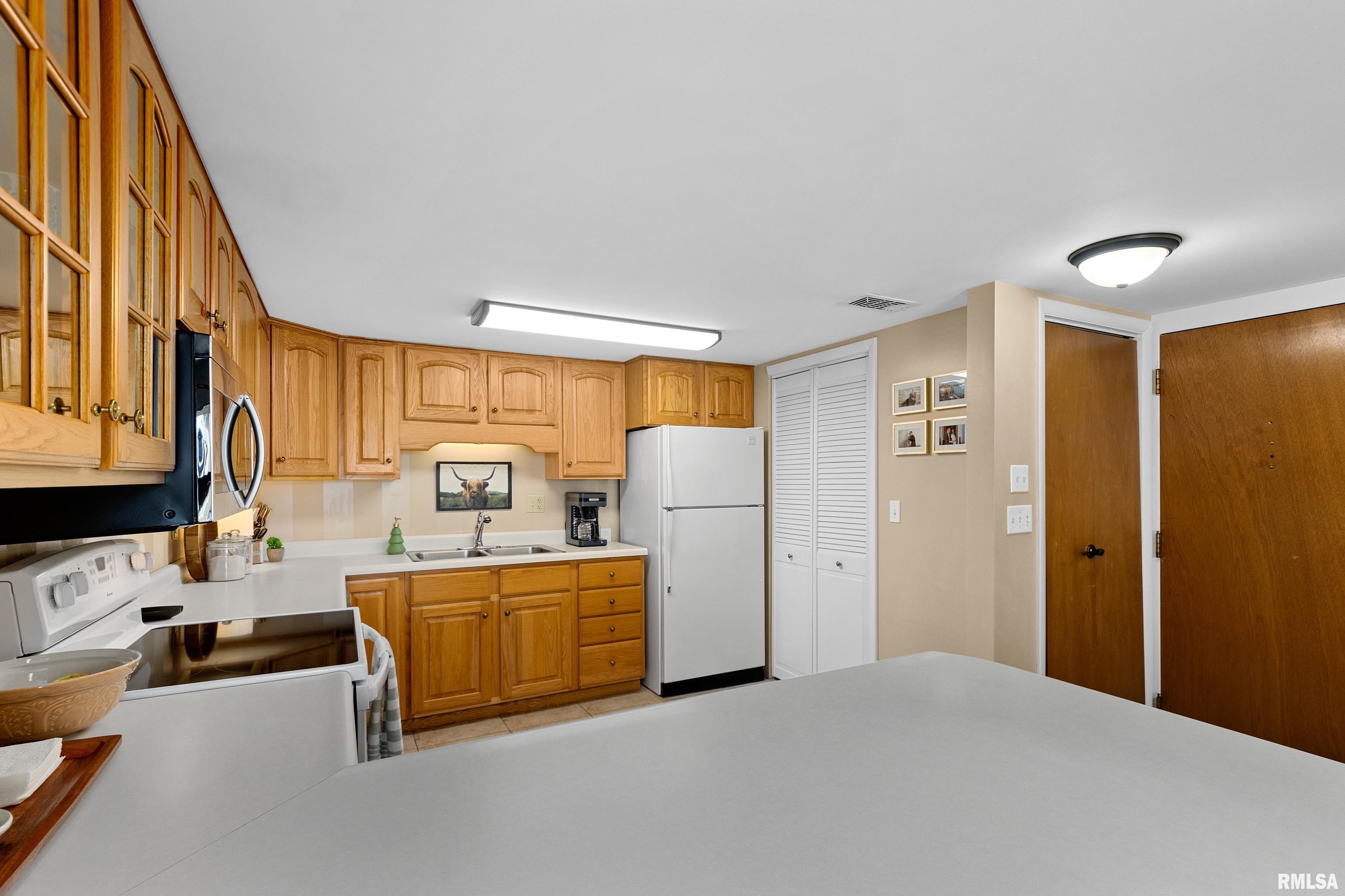 161 East Queenwood Road, Unit B7 Morton, IL 61550 - Photo 7 of 29 Gallery Image 7