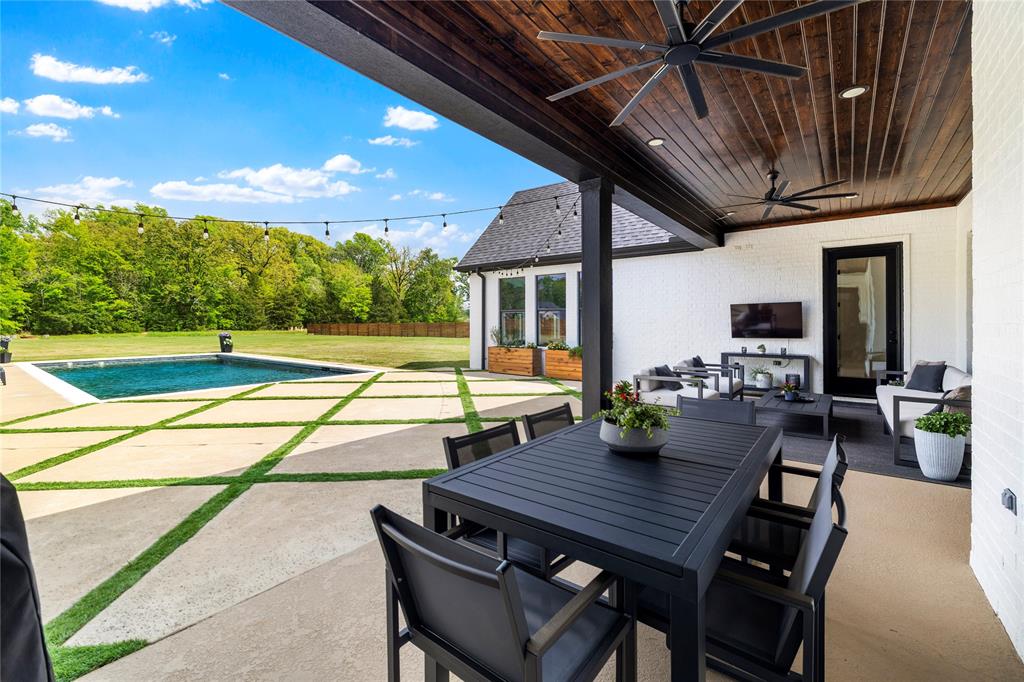 21197 Gatlinburg Road Bullard, TX 75757 - Photo 32 of 40 a view of a patio with table and chairs and potted plants