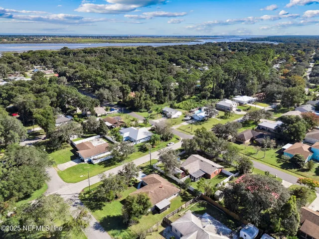 an aerial view of a tennis ground