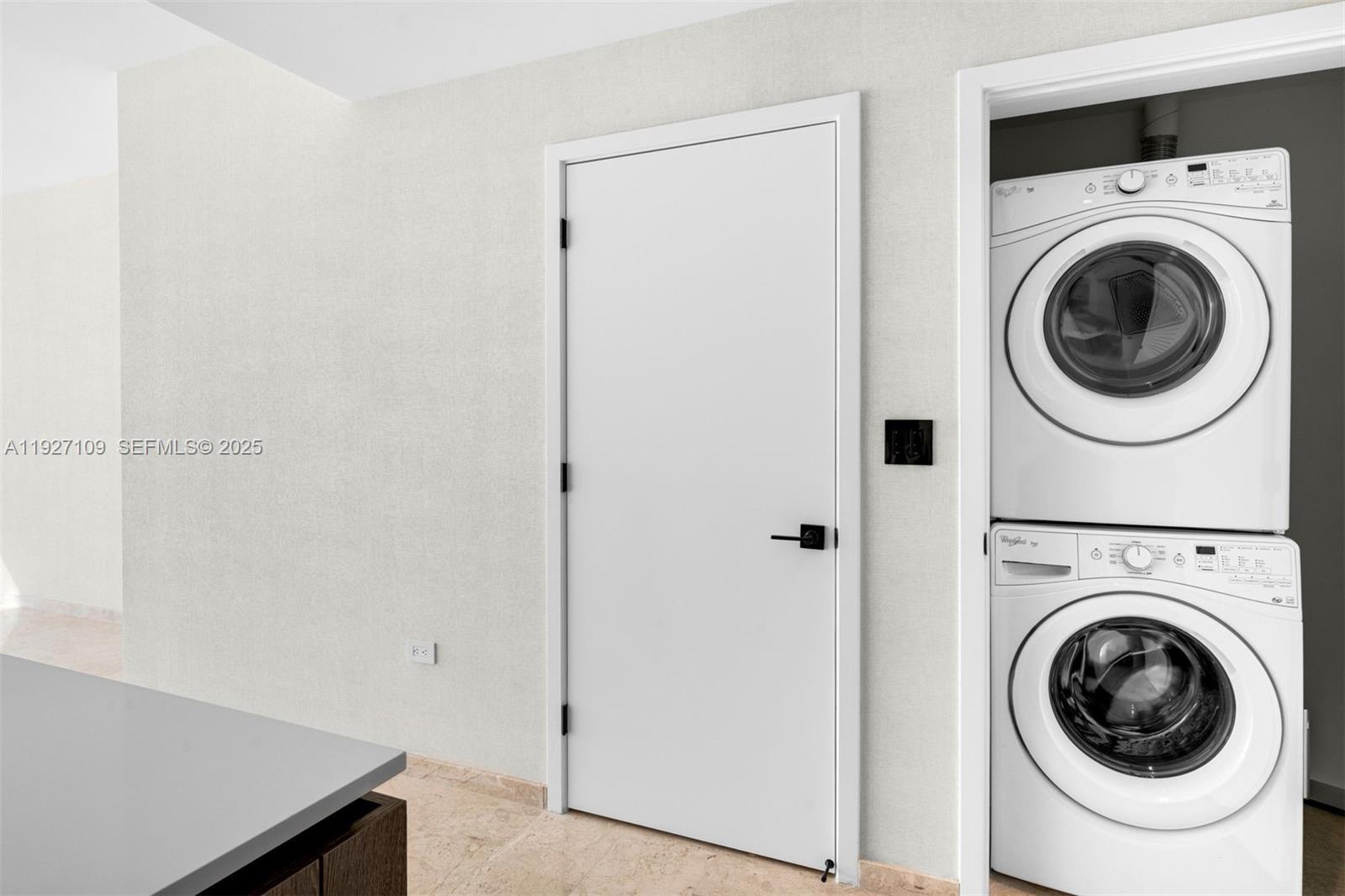 88 Southwest 7th Street, Unit 3907 Miami, FL 33130 - Photo 7 of 33 a utility room with dryer and washer