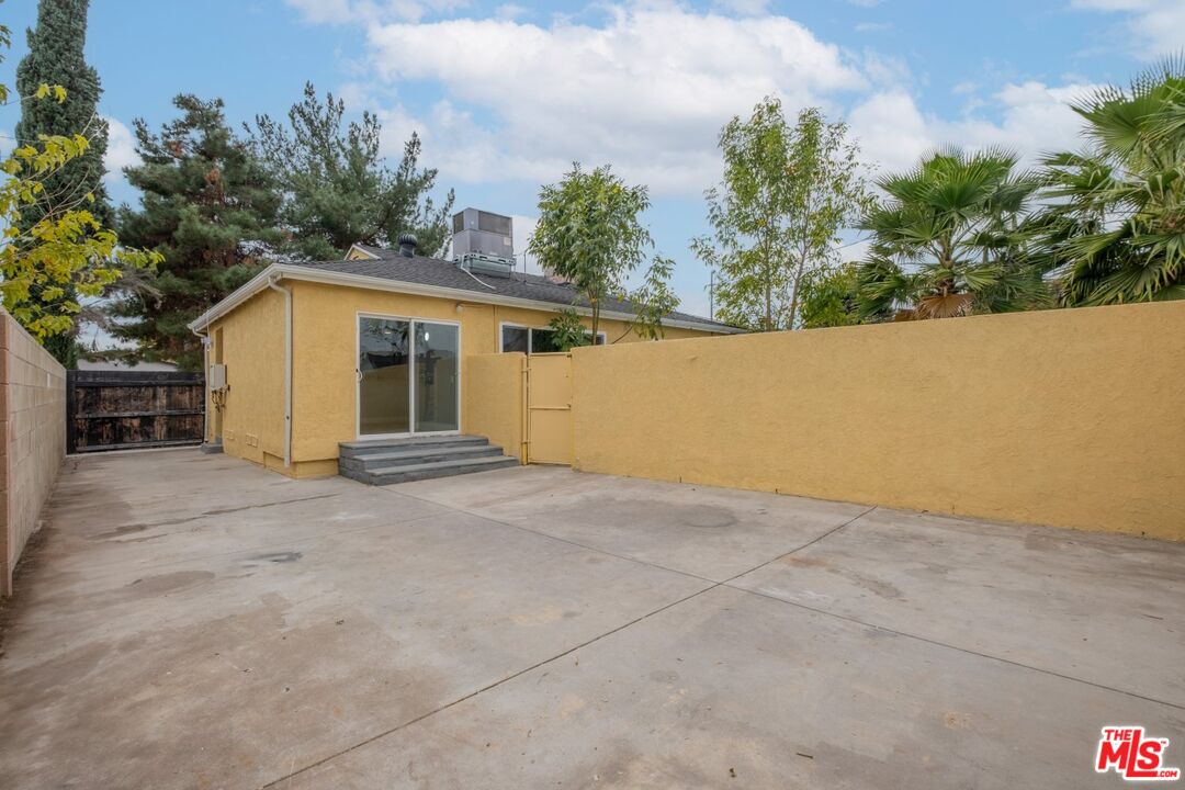 18925 Hart Street Reseda, CA 91335 - Photo 4 of 22 Gallery Image 4