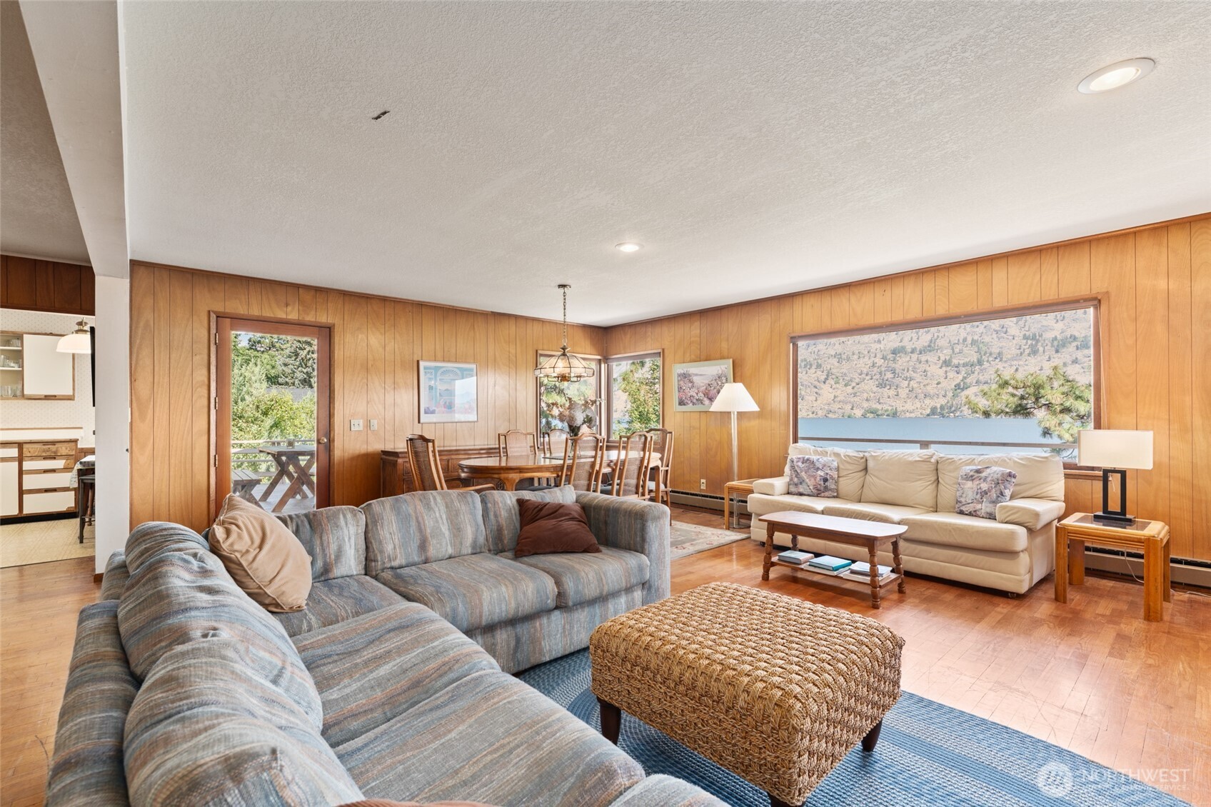 15082 South Lakeshore Road Chelan, WA 98816 - Photo 11 of 36 a living room with furniture and a large window
