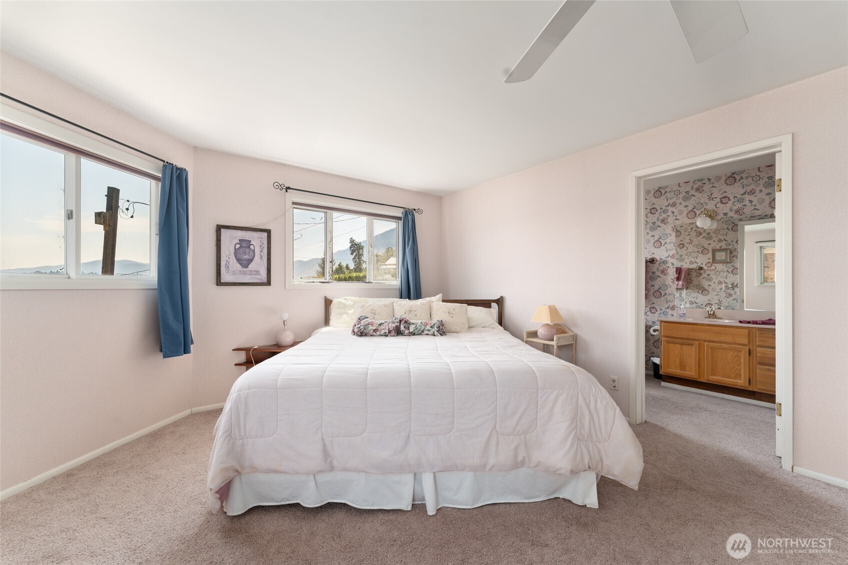 15082 South Lakeshore Road Chelan, WA 98816 - Photo 17 of 36 a bedroom with a large bed and a chandelier