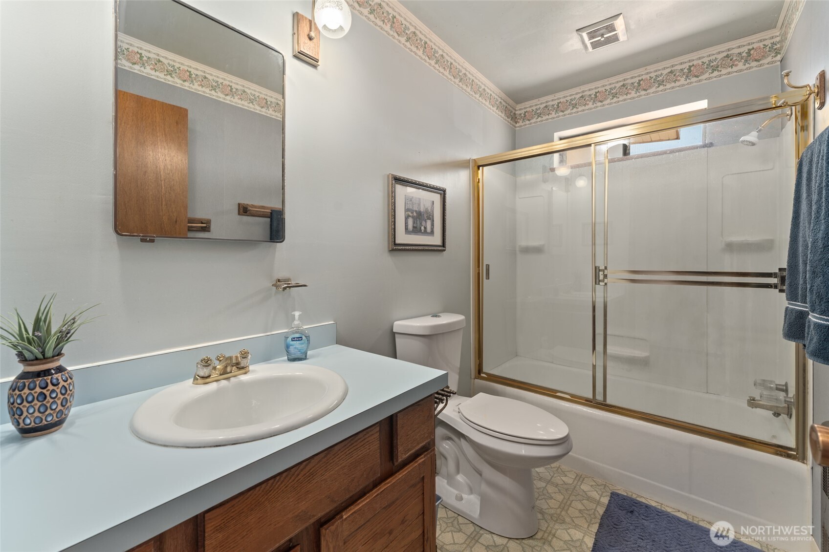 15082 South Lakeshore Road Chelan, WA 98816 - Photo 19 of 36 a bathroom with a sink toilet and shower