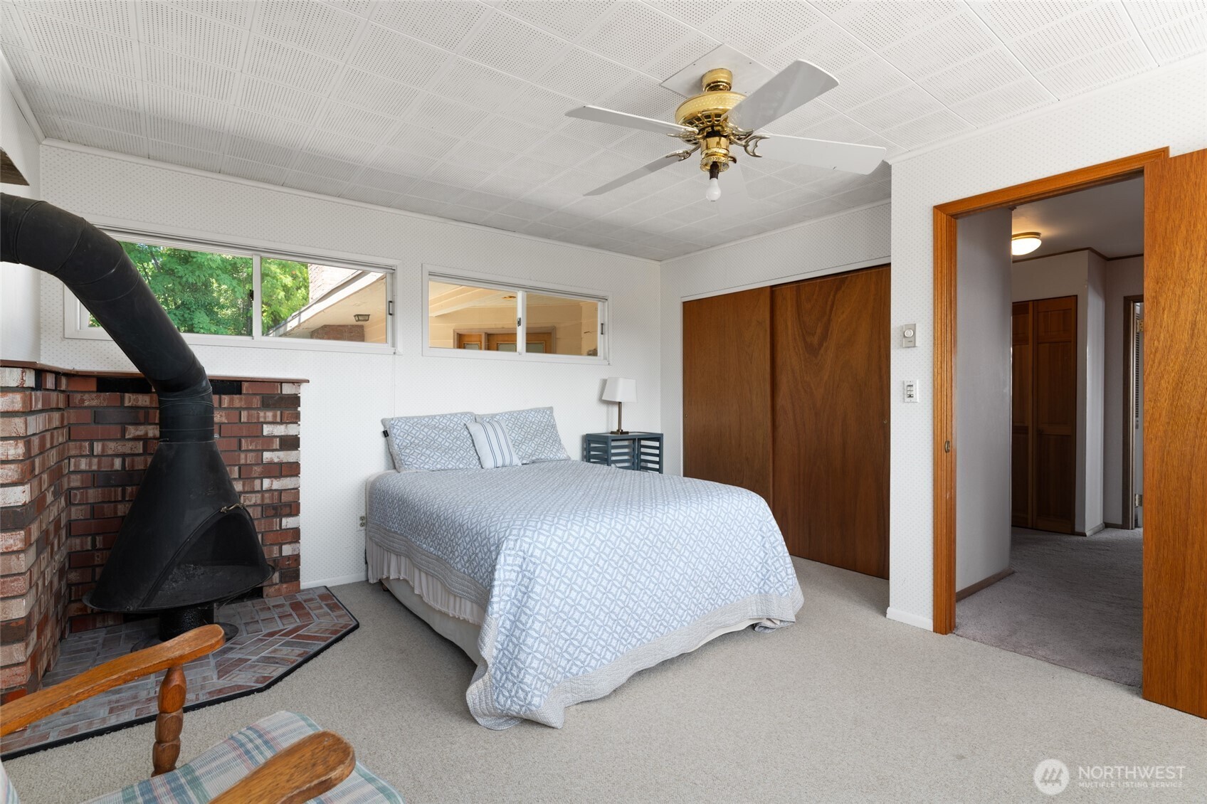 15082 South Lakeshore Road Chelan, WA 98816 - Photo 20 of 36 a bedroom with a bed and a chandelier