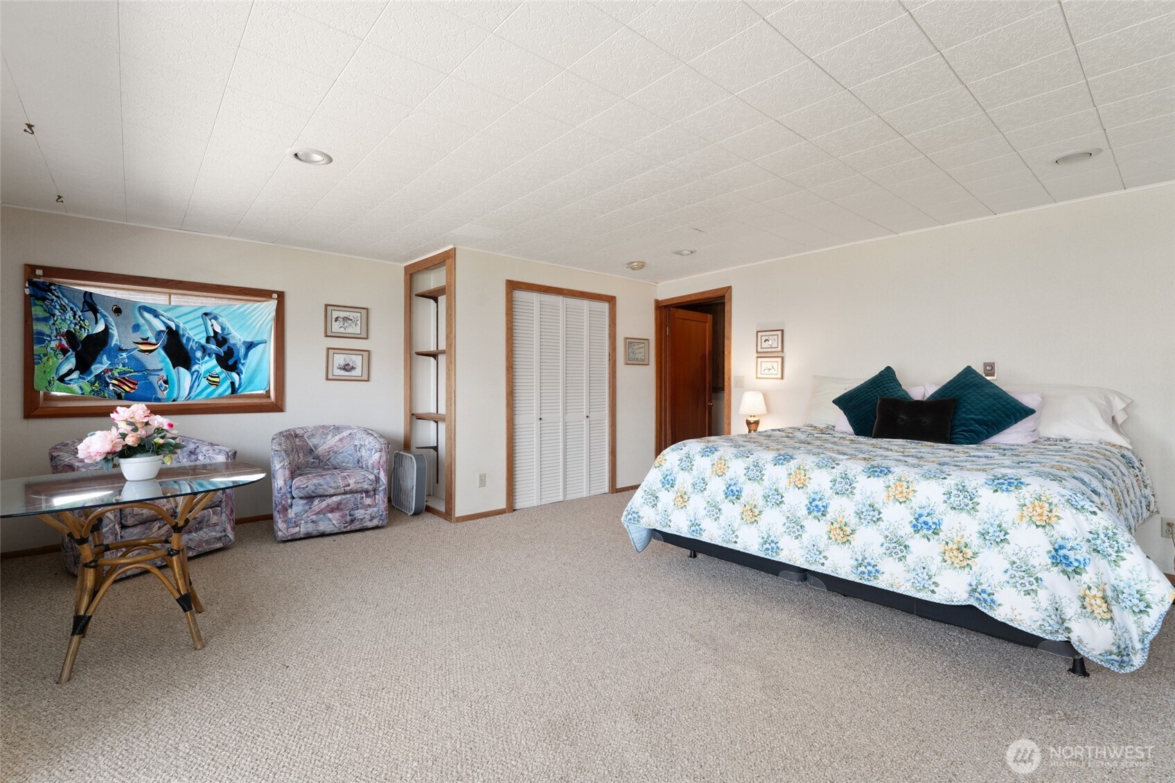 15082 South Lakeshore Road Chelan, WA 98816 - Photo 24 of 36 a bedroom with a bed and a couch