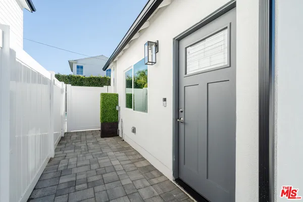 $2,100 | 12457 Hortense Street, Studio City, CA 91604