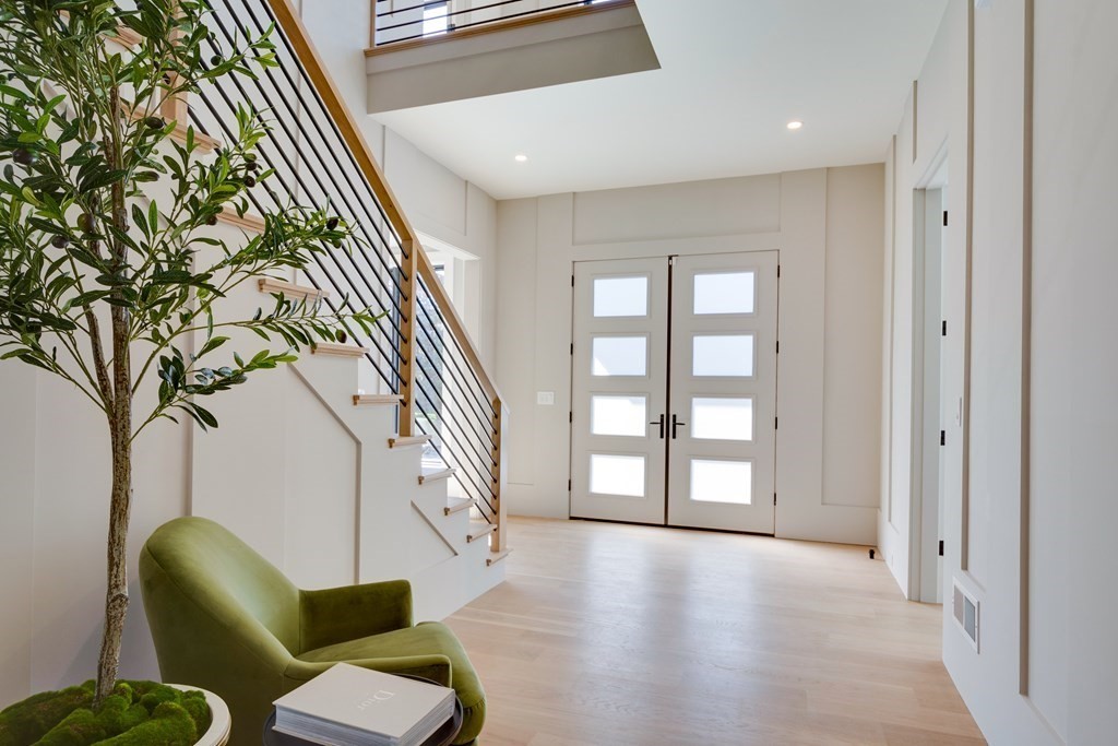 180 Allen Avenue Newton, MA 02468 - Photo 4 of 41