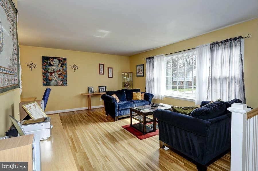 6146 Roxbury Avenue Springfield, VA 22152 - Photo 3 of 22 Living Room