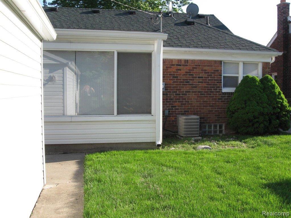 15536 Champaign Road Allen Park, MI 48101 - Photo 4 of 22 Champaign 2.JPG