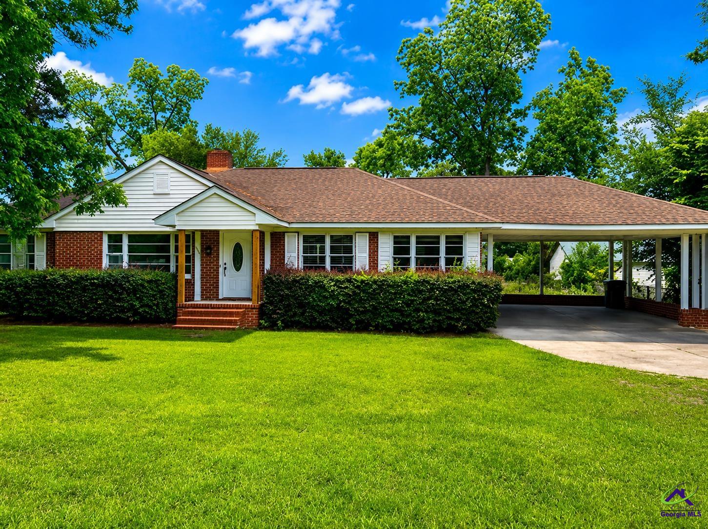 145 South 2nd Street Cochran, GA 31014 - Photo 1 of 24 a front view of a house with a garden