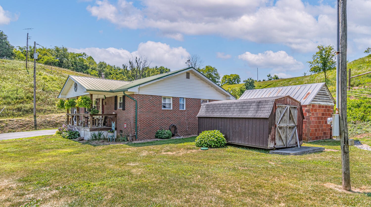 341 Launch Way Bybee, TN 37713 - Photo 2 of 31